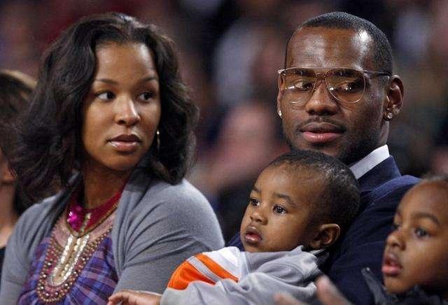 媒体爆料詹姆斯视频,揭秘篮球巨星背后的故事 第2张 媒体爆料詹姆斯视频,揭秘篮球巨星背后的故事 第2张